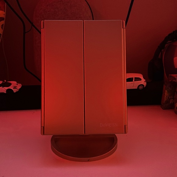 Batterie or plug in makeup mirror! - Picture 1 of 7